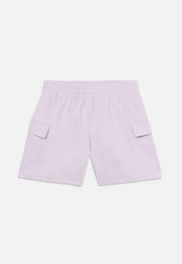 Ibolya színű cargo shorts elasztikus derékkal, két oldalsó zsebbel, sima textúrával és laza fazonnal. Fél-ív hosszig ér.
