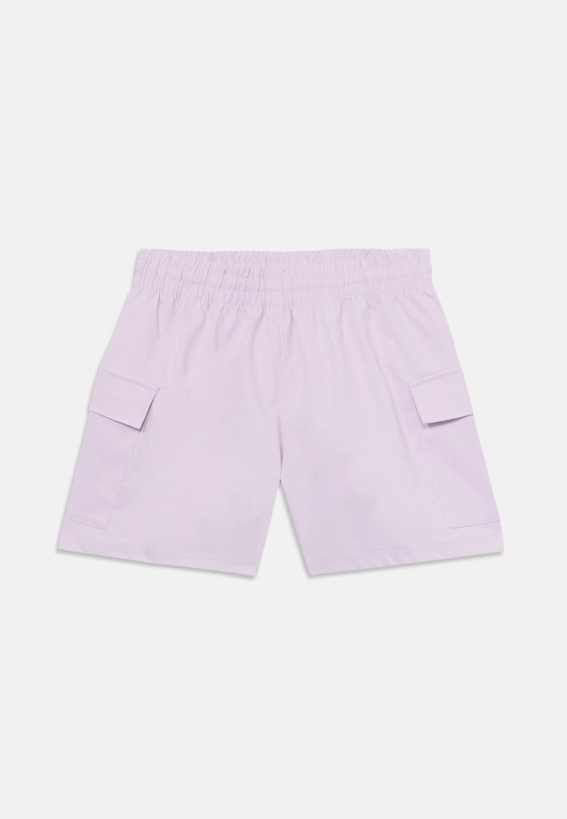 Calções cargo lilás com cintura elástica, dois bolsos laterais, textura suave e um ajuste descontraído. Comprimento até à metade da coxa.