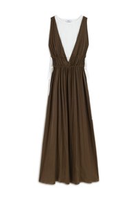 Bruine mouwloze jurk met een diepe V-halslijn en witte top, gerimpelde taille en verstelbare zijkanten. Vloeiende, lichte stof.