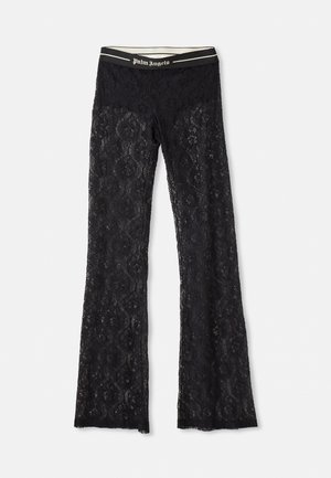 Leggings de renda preta com um design evasé, padrão floral intrincado e um cós com logotipo em contraste. Textura suave e transparente.