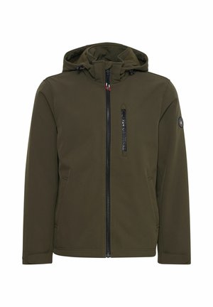 Oliwkowa kurtka softshell z zamkiem z przodu, regulowanym kapturem, dwiema bocznymi kieszeniami oraz naszywką z logo na lewym rękawie. Gładka faktura materiału.