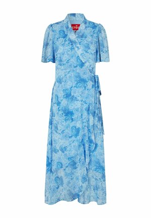 Vaaleansininen kukallinen kietaisumekko, jossa lyhyet hihat ja sivun solmitava yksityiskohta, koko mekossa ruusukuvio.