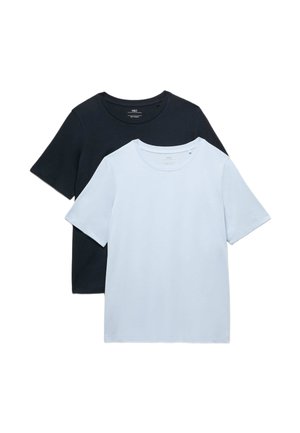 To enkle t-shirts med korte ærmer og rund hals, en lyseblå foran og en sort bagpå, lagt fladt på hvid baggrund.