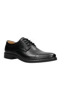 Scarpa da uomo in pelle nera con punta rotonda, design con lacci, superficie liscia e tacco basso. Presenta un sottile dettaglio di cucitura lungo il cappuccio.