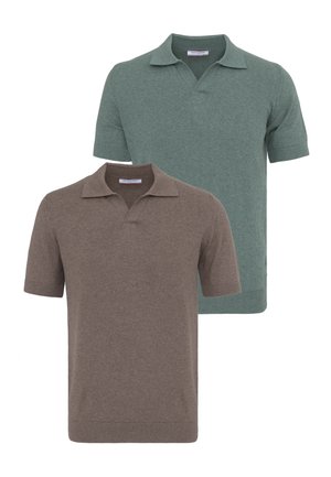 Deux polos tricotés à manches courtes en vert sourd et marron avec cols ouverts et poignets côtelés, présentés superposés sur fond blanc.