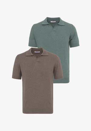 To strikkede poloer med korte ærmer i afdæmpet grøn og brun med åbne kraver og ribkantede manchetter, vist overlappende på en hvid baggrund.