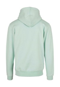 Hellgrüner Kapuzenpullover mit weicher Textur, gerippten Bündchen und Saum sowie einem kontrastierenden Akzent am Hals. Einfaches, minimalistisches Design.