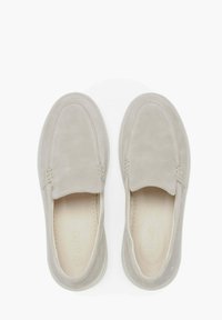 Světle šedé slip-on boty vyrobené z měkké nubukové kůže. Kulatá špička se šitými detaily. Hladká gumová podrážka. Minimalistický design bez ozdob.