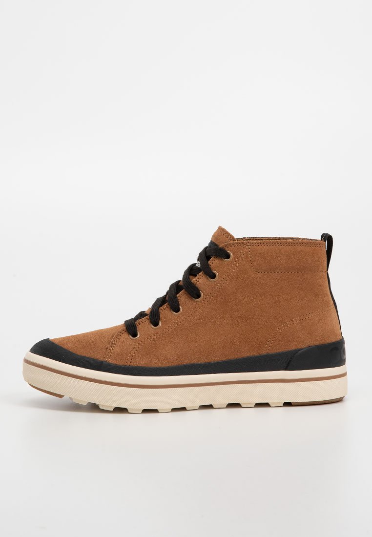 Brązowy zamszowy sneaker w stylu wysokim z czarnymi sznurowadłami, kremową podeszwą środkową i fakturowaną gumową podeszwą zewnętrzną. Posiada okrągły czubek i wyściółkę na kołnierzu.