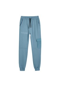 Lyseblå joggingbukser med elastisk talje, snøre, to sidelommer og en cargo-lomme, med trykt tekst på venstre ben.