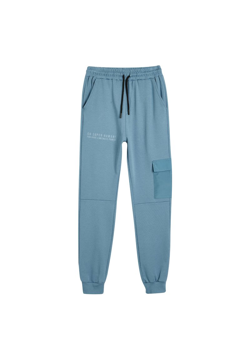 Lyseblå joggingbukser med elastisk talje, snøre, to sidelommer og en cargo-lomme, med trykt tekst på venstre ben.