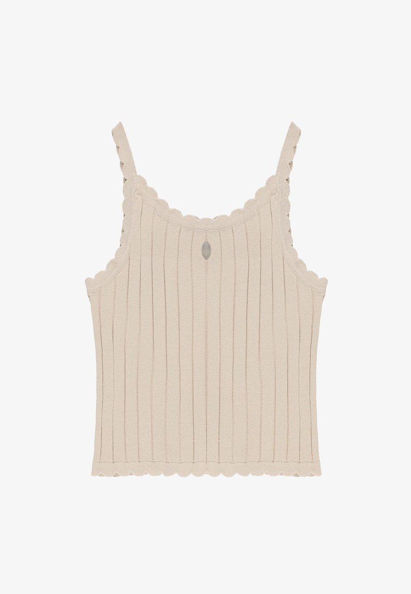 Top a coste beige in maglia con bordi smerlati sulle spalline, sullo scollo e sull'orlo, con un piccolo ritaglio a forma di goccia sotto lo scollo.