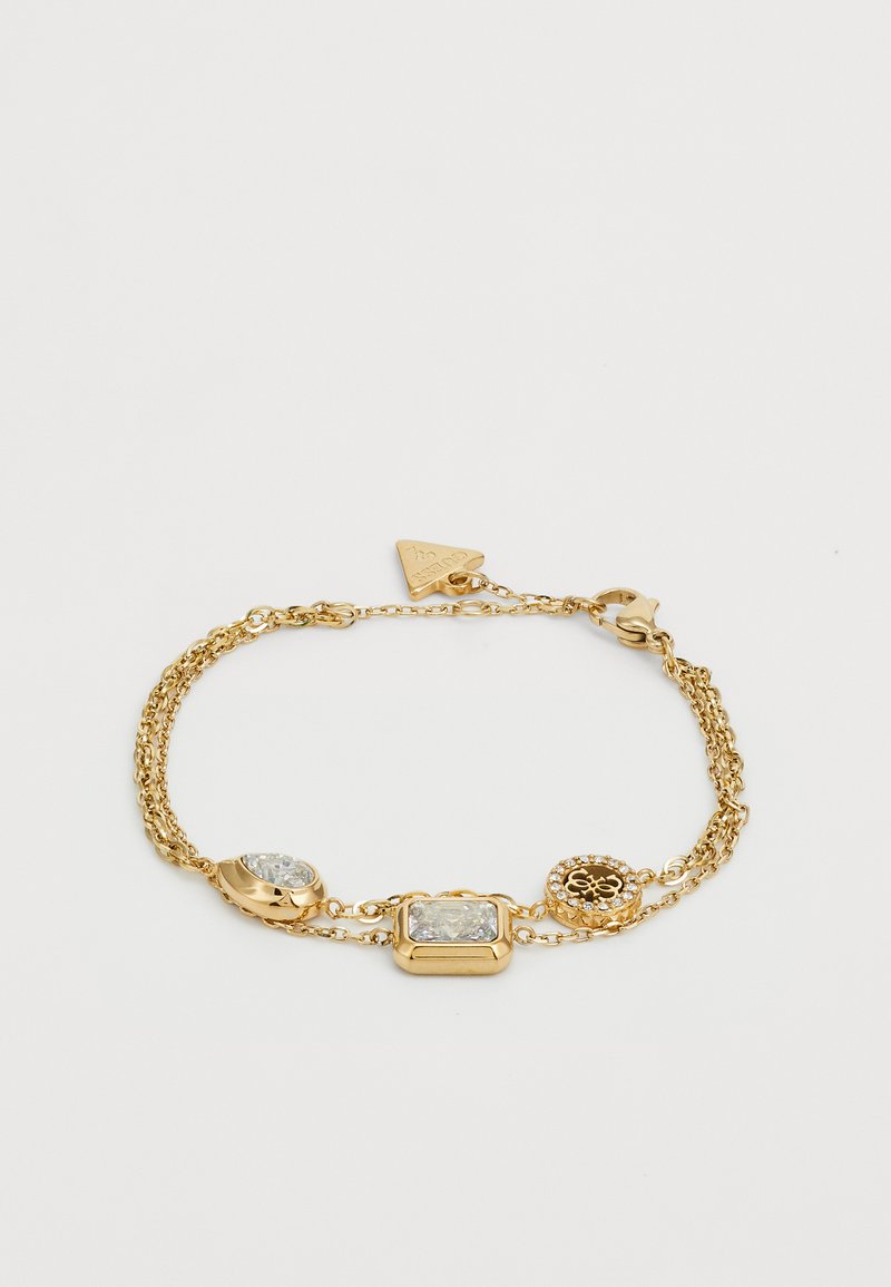 Bracciale in tono oro con tre elementi decorativi: una pietra rettangolare, due pietre tonde e un ciondolo, il tutto su una delicata catena.