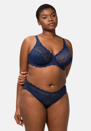 Marineblå blonde-bh med bølgede kanter og justerbare stropper, parret med matchende blondeundertøj med et lignende bølget design.