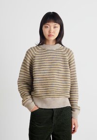 Gestreifter Pullover in Beige-, Creme- und Blautönen. Verfügt über einen gerippten Rundhalsausschnitt und Bündchen, hat einen entspannten Schnitt und einen strukturierten Stoff.