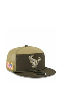 Olivgrüner Hut mit flacher Krempe, der ein erhabenes Houston Texans-Logo in hellgrau und ein amerikanisches Flaggenpatch an der Seite aufweist. Inklusive Netzpaneelen.