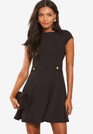 Schwarzes, figurbetontes Kleid mit kurzen Ärmeln, ausgestelltem Rock und goldenen Knopfakzenten an den Taschen; glatte Textur und knielanges Design.