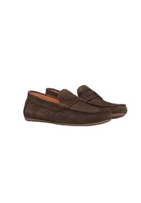 Brązowe zamszowe mokasyny z haftowanym wzorem, przodem w stylu mokasynów i płaską gumową podeszwą. Miękka tekstura i swobodna sylwetka.