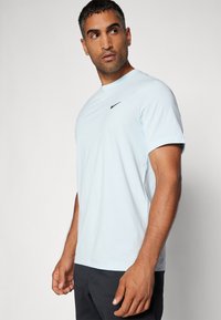 Nike Performance HYVERSE - T-Shirt sport - glacier blue/black