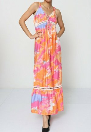 Robe maxi dans des motifs tie-dye vibrants d'orange, de rose et de bleu ; possède une jupe à volants, une dentelle décorative et des bretelles spaghetti réglables.