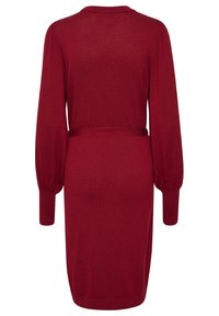 Robe tricotée bordeaux longueur genou à manches longues avec un col rond et un détail de ceinture cintrée à la taille, vue de dos.