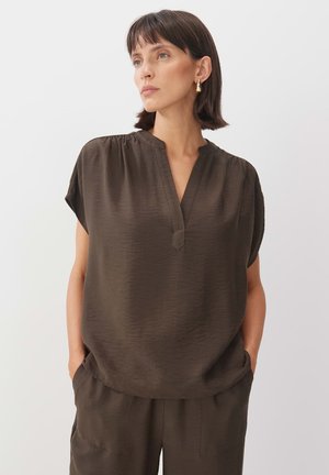 Braune Bluse mit kurzen Ärmeln, V-Ausschnitt und subtiler Textur, kombiniert mit passenden hochgeschnittenen Hosen. Glatter Stoff, lockere Passform.