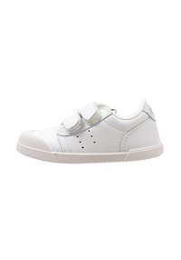 Zapatilla blanca de piel con dos correas de velcro, punta redondeada, detalles perforados en los laterales y una suela de goma texturizada.