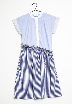 Blauw-wit gestreepte jurk met korte mouwen, knopen aan de voorkant en een gerimpelde tailleband. Het onderste deel heeft verticale strepen.