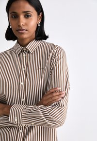 GANT STRIPED - Camicia - braun weiß