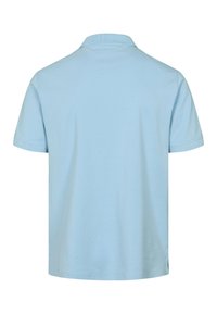 Svijetloplava polo majica od mekog pamuka, s kratkim rukavima i rebrastim ovratnikom. Stražnja strana je bez uzoraka ili detalja.