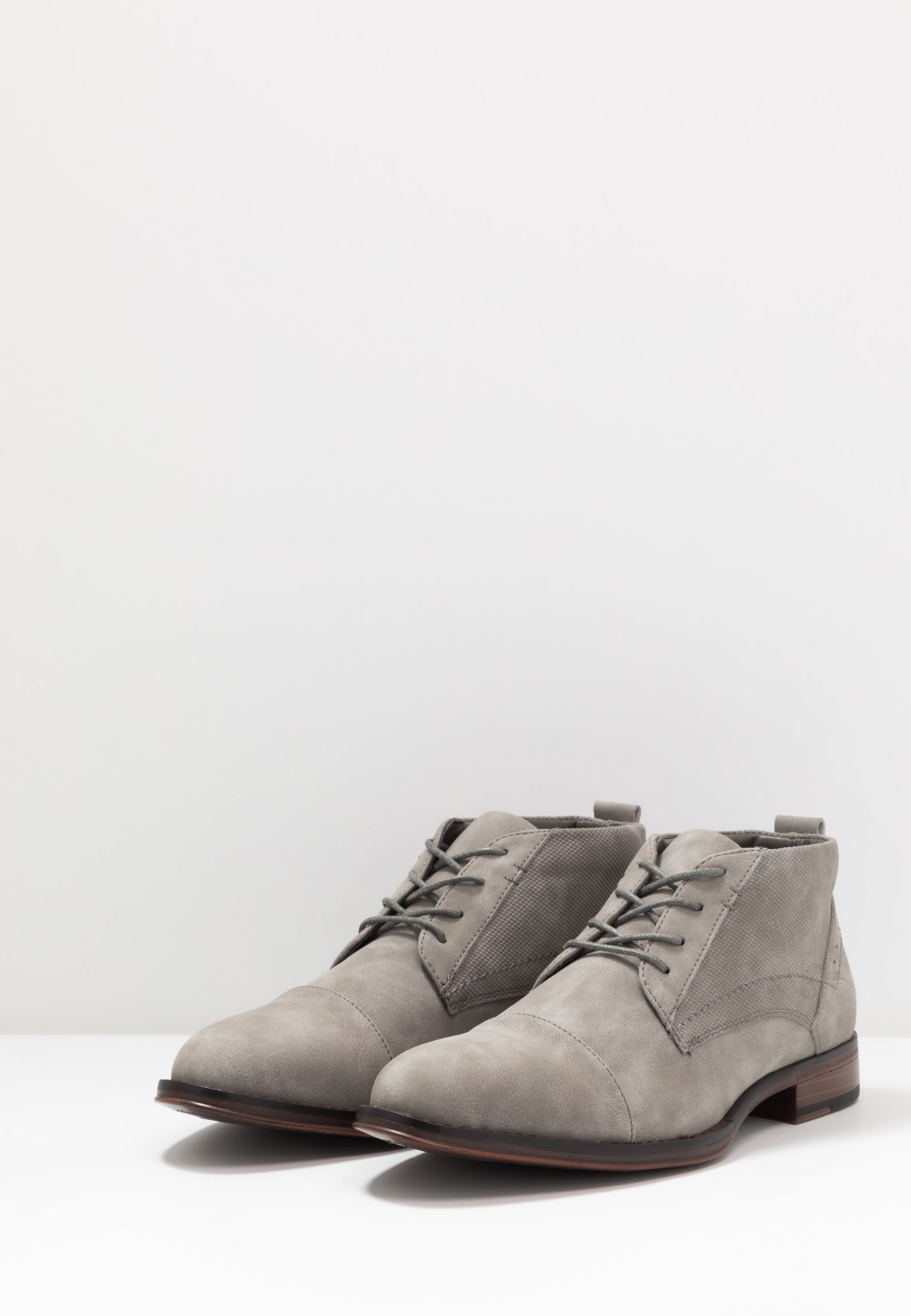 Madden by Steve Madden JEGGAN Pensko med snøring grey Burton Menswear London BRAN CHUKKA Snøresko tan Zalando.no