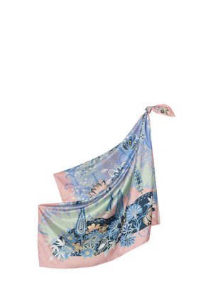 Foulard en soie avec motifs floraux et cachemire bleu, rose, vert et crème, noué à un coin sur fond blanc.