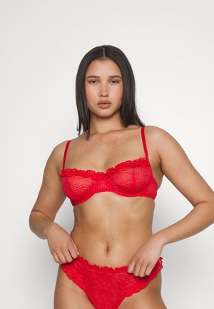 Rode lingerieset met een doorzichtige, gestippelde stof en een rimpelrand op de beugel en bijpassende onderbroek, ontworpen met verstelbare bandjes.