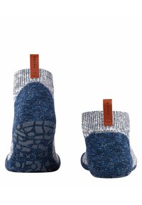 Calcetines trenzados en azul y gris con una suela texturizada, que cuentan con una etiqueta de cuero marrón y un diseño de puño acanalado acogedor.