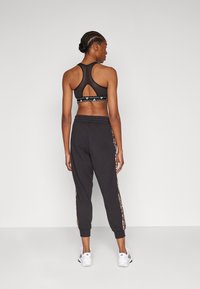 adidas Sportswear ESSENTIALS STRIPES ANIMAL PRINT 7/8 PANT - Trainingsbroek - black