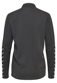 Langsleeve shirt in donkergrijs, met een gestructureerde stof en een ritskraag; heeft chevronpatroonaccenten in zwart en grijs op de mouwen.