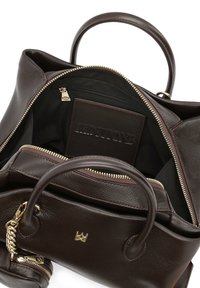 Tummanruskea nahkakassi, jossa on vetoketjukiinnitys, kaksinkertaiset yläkahvat, sisäiset lokero ja kultasävyiset varusteet.