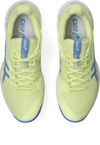 Chaussures de sport vert clair avec des accents bleus, tige en mesh texturé, bout arrondi, lacets plats et col rembourré pour le confort.