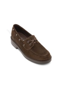 Mocassin en daim marron avec laçage à l'avant, œillets latéraux, petit talon et bout arrondi sur fond blanc.