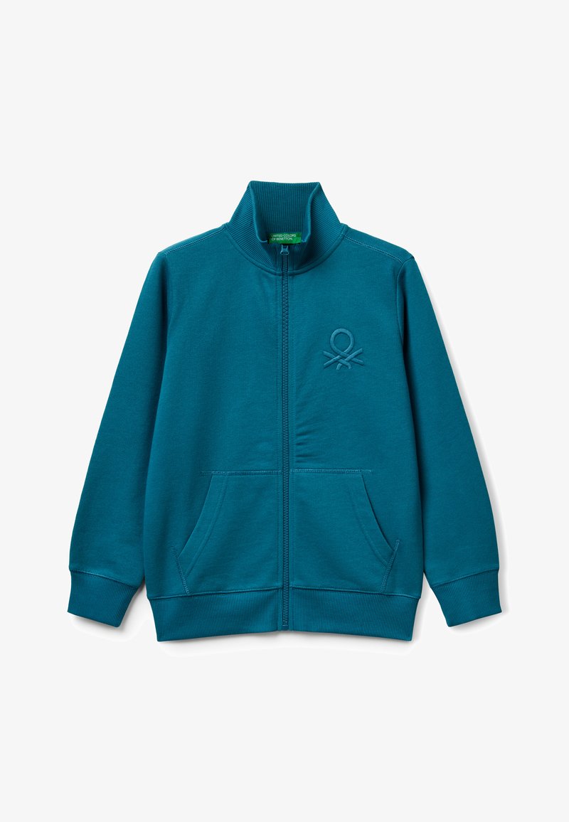 Tyrkysová bunda na zip vyrobená z měkkého materiálu s vysokým límcem, dvěma předními kapsami a vyšitým logem na levé straně.