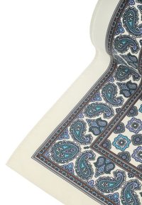 Jedwabny szalik z wzorem paisley w kolorach teal, niebieskim i ciemnobrązowym na kremowym tle, z misternymi detalami wzdłuż krawędzi.