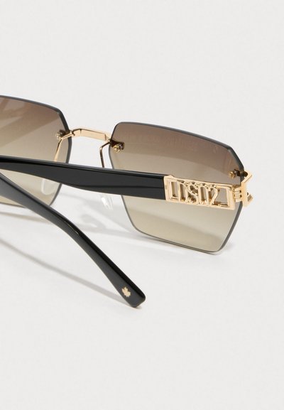 Sorte rektangulære solbriller med gradientbrune linser, guld detaljer på stellet, og "LDS02" indgraveret på templet. Glat plastoverflade.