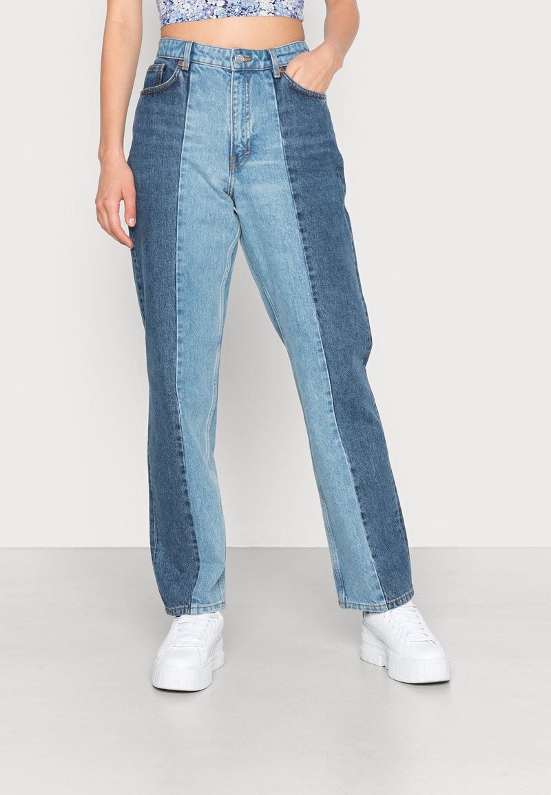 Höga rakbenade jeans i tvåtonad denim; ena sidan ljusblå, den andra mörkblå, med en klassisk femfickdesign.