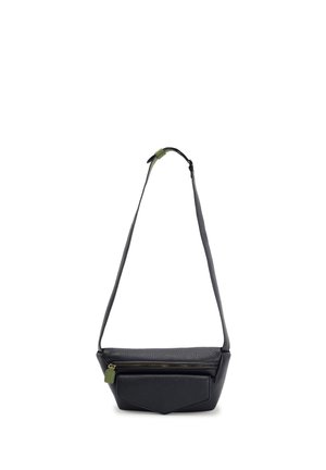 Schwarze Umhängetasche aus strukturiertem Leder mit Fronttasche mit Klappe, goldfarbenem Reißverschluss, grünem Reißverschlusszipper und verstellbarem Riemen vor weißem Hintergrund.