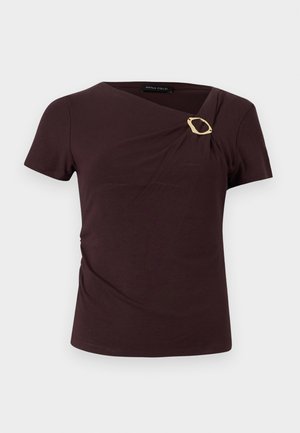 Tmavohnedý krátky rukáv s asymetrickým výstrihom, na pravom ramene zdobený zlatou oválnou sponou.