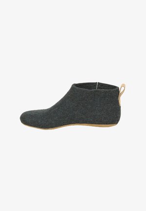 Stivale alla caviglia in feltro di colore blu scuro con una superficie liscia e suola in gomma marrone, dotato di un piccolo gancio sul retro per facilitarne l'indossamento.
