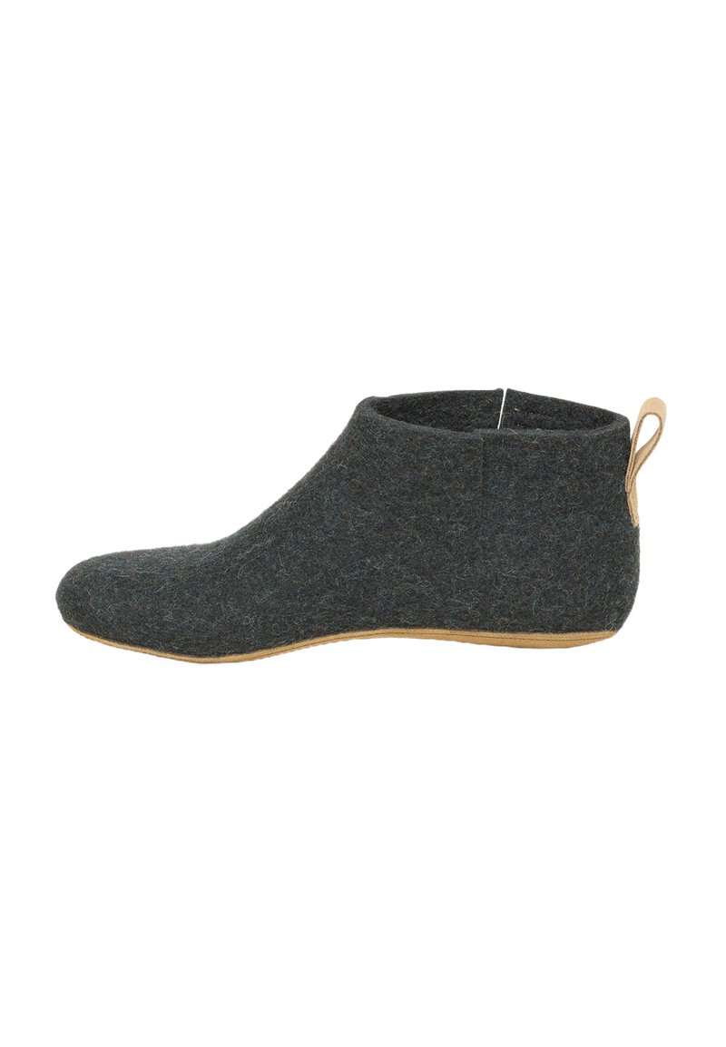 Flauschige Knöchelstiefel in Dunkelblau mit glatter Oberfläche und brauner Gummisohle, ausgestattet mit einer kleinen Zuglasche auf der Rückseite für einfaches Anziehen.