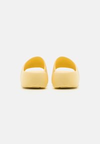 Tommy Jeans CHUNKY FLATFORM  - Chanclas de baño - lemon zest