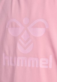 Rødt stof med et subtilt blankt logo, der viser en stiliseret humlebi over ordet "hummel" med små bogstaver.
