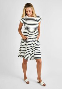 Gestreepte jurk in roomwit en marineblauw, met een ronde halslijn, kapmouwen, smockelastische taille en twee zijzakken. Soepele katoenstof.